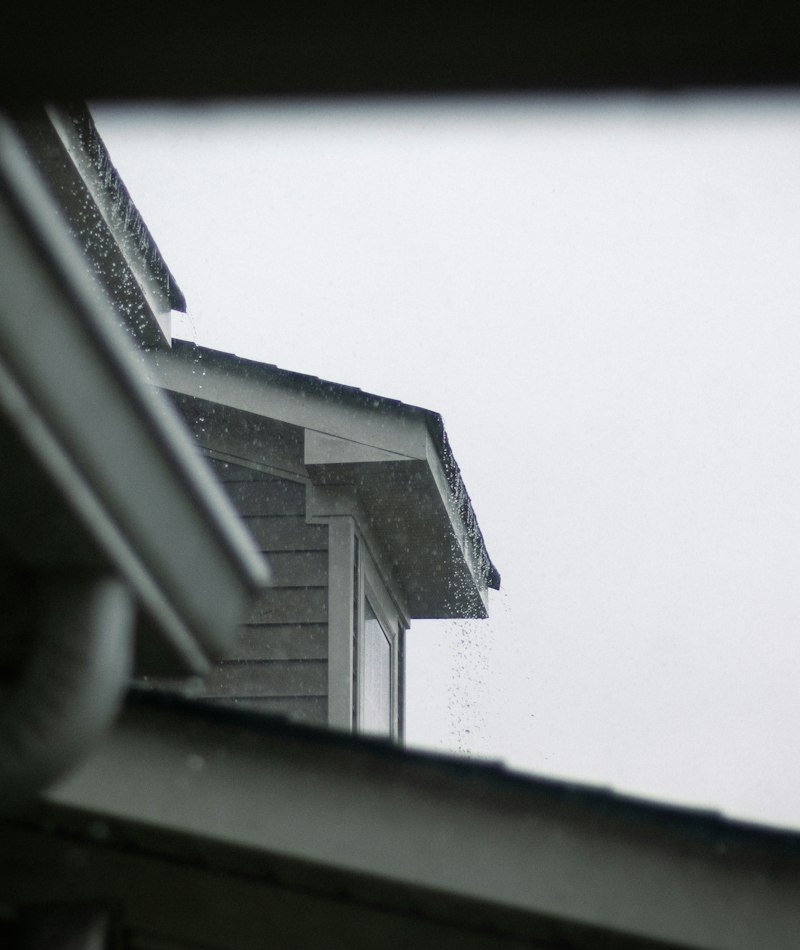 Toit de maison avec système de gouttières Toit de maison avec système de gouttières