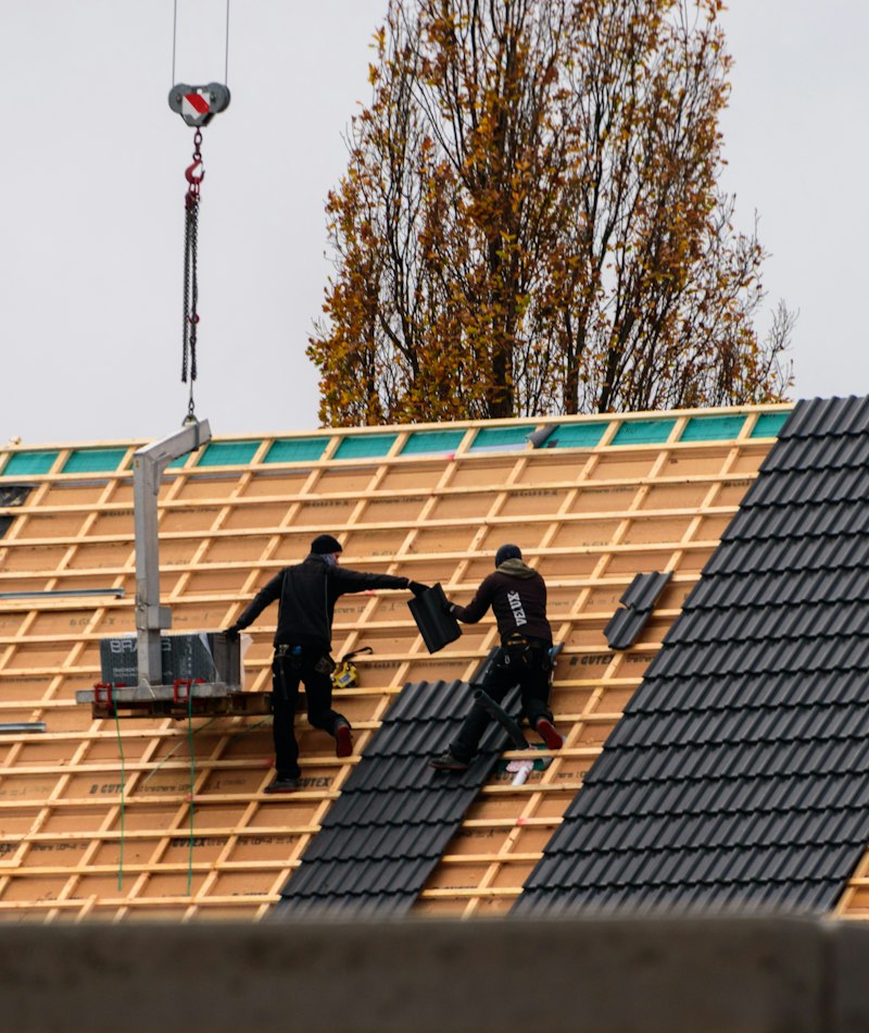 Rénovation de toiture avec pose de tuiles neuves Rénovation de toiture avec pose de tuiles neuves