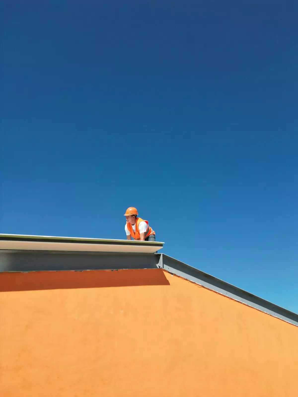 Couvreur au sommet d’un toit lors d’une intervention – toiture zinc Lille