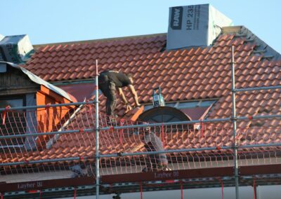 Couvreur travaillant sur la toiture d'une maison