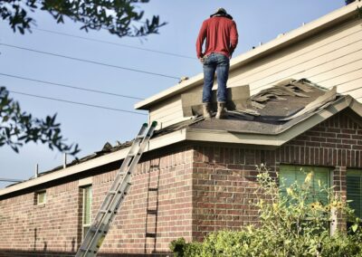 Couvreur debout sur le toit d'une maison en briques
