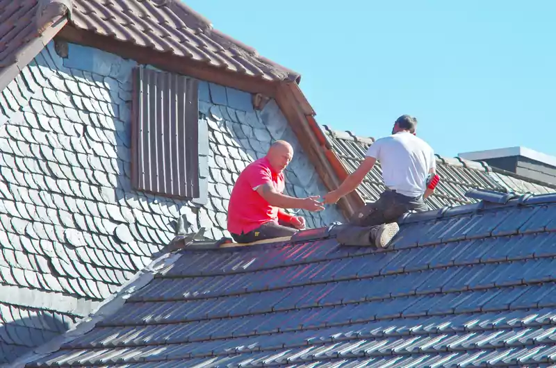 Deux couvreurs en intervention sur un toit – étanchéité toit terrasse Lille