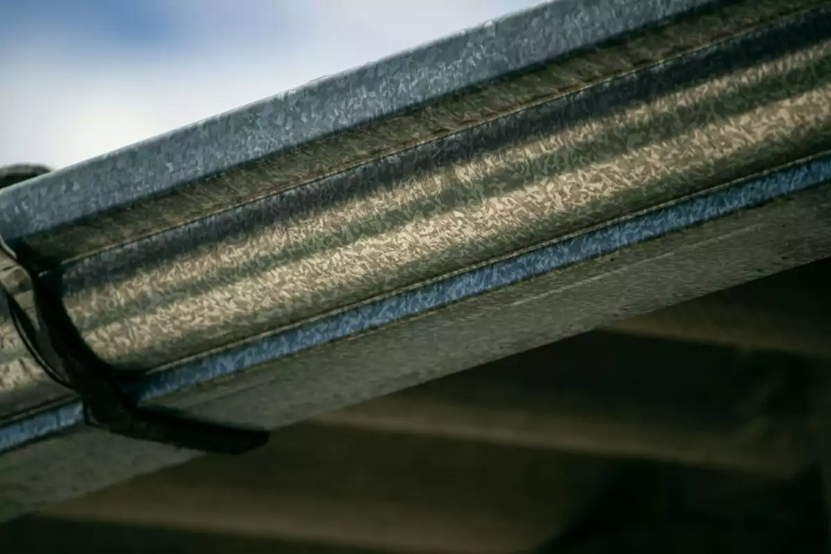 Gouttière métallique posée sur une toiture – toiture zinc Lille