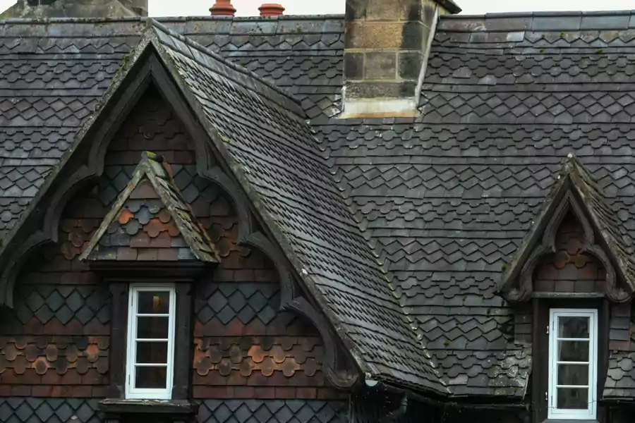 Lucarnes à pignon sur une toiture en tuiles – pose fenêtre de toit Lille
