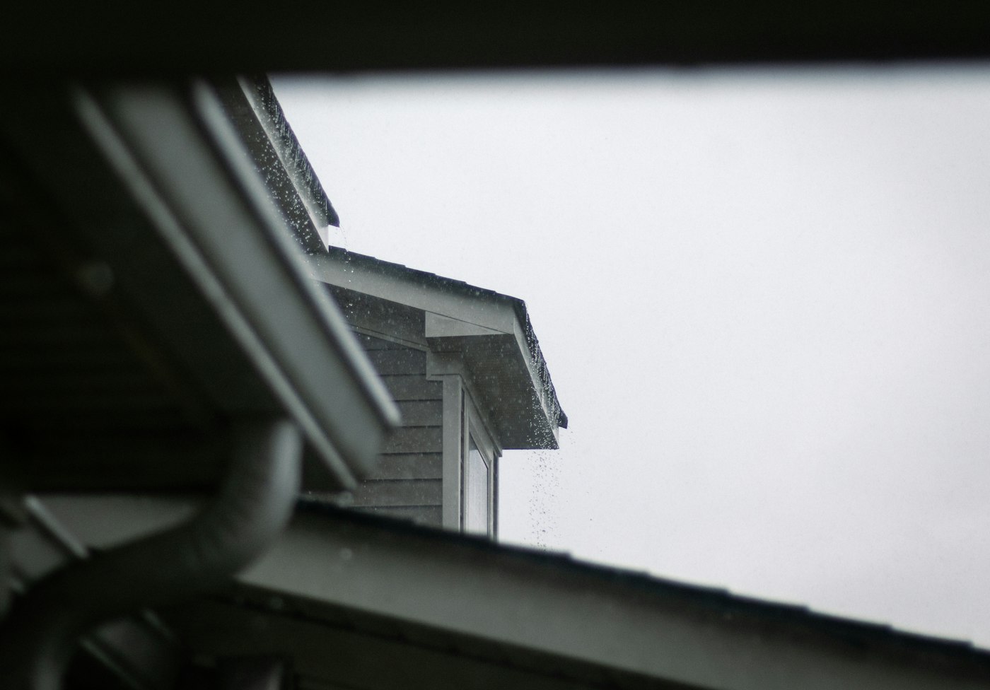 Toit de maison avec système de gouttières