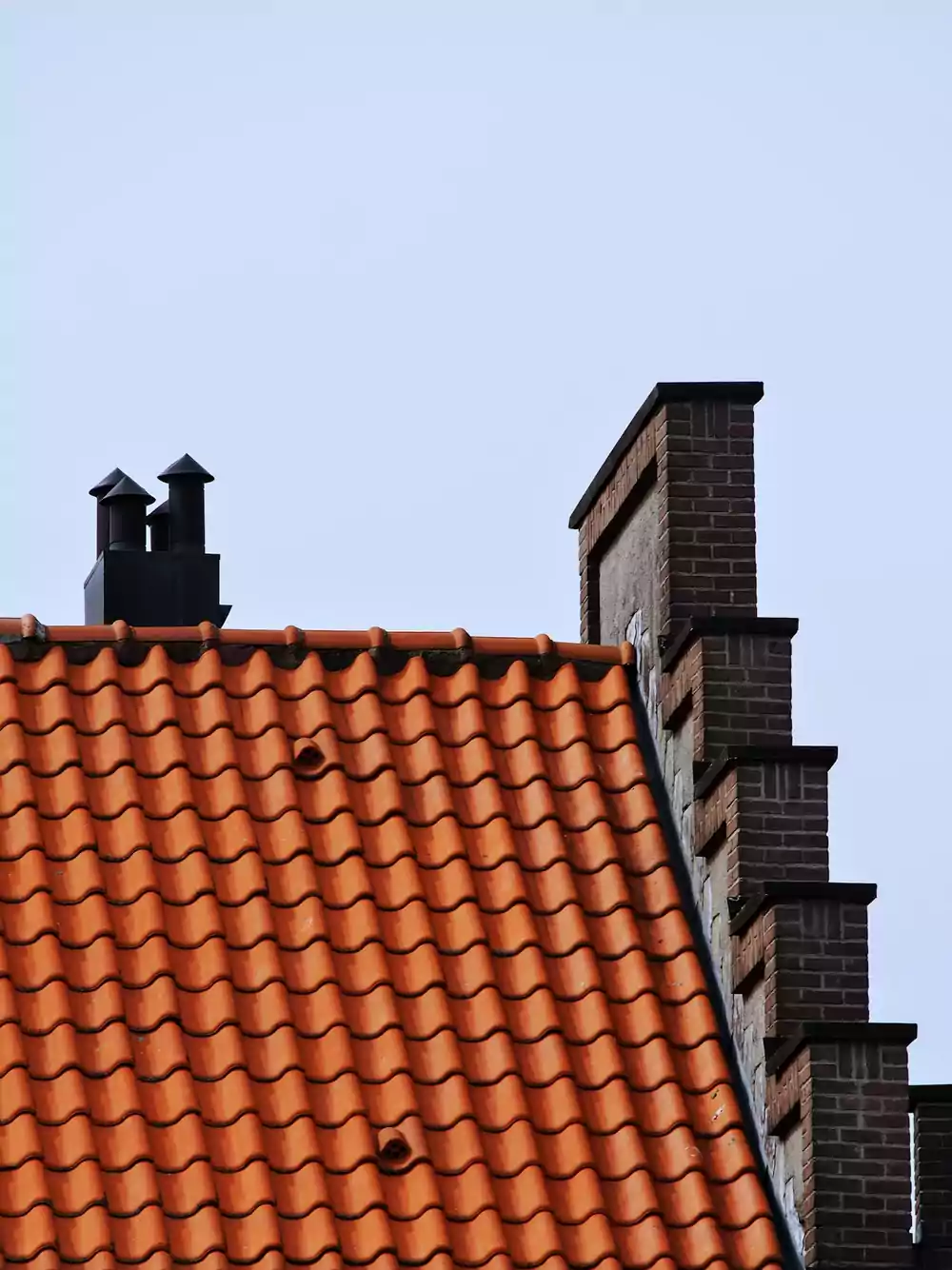 Toiture en tuiles avec cheminées en briques – charpente Lille